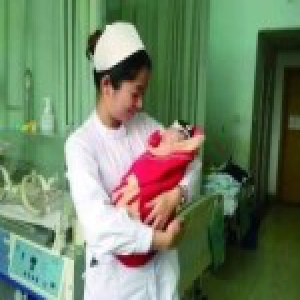 7天大婴儿无法排便做手术 医生称像在豆腐上动刀