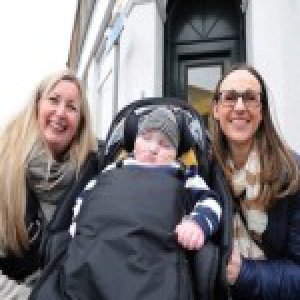 母亲为残疾儿筹钱治病 获1.48亿英镑彩票得主赠送一栋房