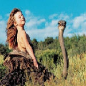 法国10岁女孩游历非洲 与动物“称兄道弟”无惧色