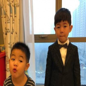 安吉试西装变身小绅士 一旁急坏了的小鱼儿表情亮了