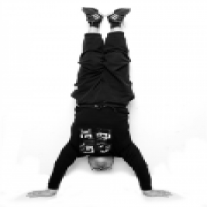 男子做倒立俯卧撑时右眼一片模糊 视力竟急剧下降！