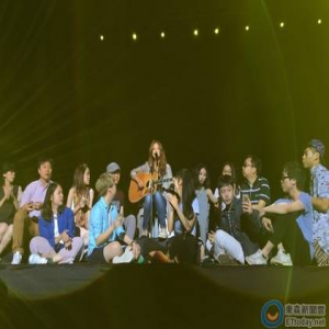 陈绮贞演唱会现场见证歌迷求婚 激动落泪送拥抱