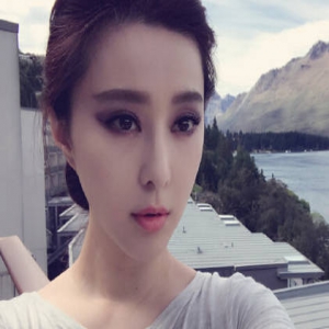 范冰冰晒美艳自拍 化了浓妆的眼睛电力十足(图)