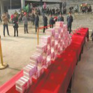 四川一工地400万现金堆成山 民工排队领工资