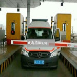 救护车因12元高速过路费被拦下 停车理论24分钟