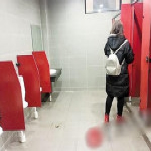 重庆一高校女厕现小便池 学生：总感觉有男生要进来
