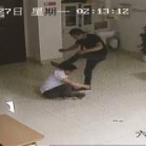 两男子对治疗方案不满 酒后打医生还录像双双获刑