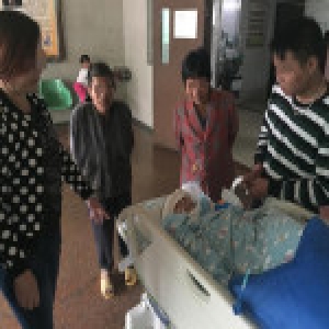 湛江村妇刀砍5个女儿：躲起来的人和她的困顿人生