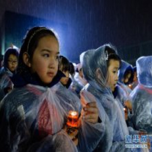 南京举行烛光祭 为大屠杀死难者守灵