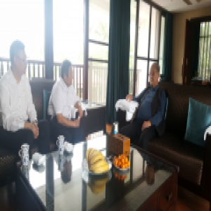 这个村支书前来看望，百岁宋平会见了他并合影(图)