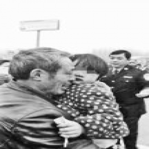 周口女童被拐山东13小时后获救 孩子吓坏不说话