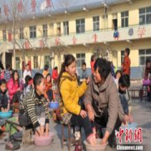 农妇穷毕生积蓄建学校 被千余名留守孩童叫“妈妈”
