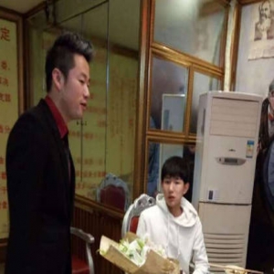 王源私下吃火锅被送花 实力演绎一脸懵逼(图)