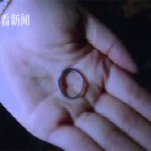 男子将钻戒包进纸巾扔掉 地铁员工徒手翻垃圾找回