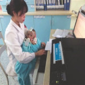 女护士怀抱患儿边工作边喂奶 网友称：被暖到了