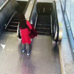 女子乘扶梯被绊 泄愤按停两部扶梯惊动地铁多部门
