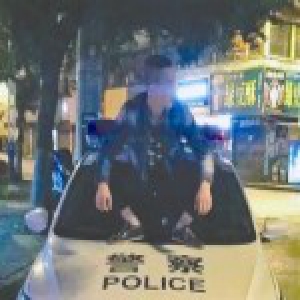 四川小伙为寻求刺激直播踩踏警车 被行拘10日