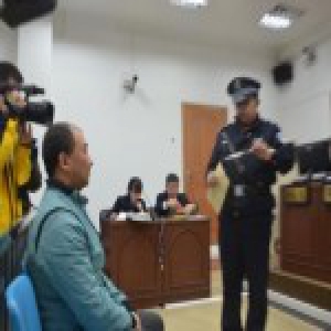 男子怀疑被戴绿帽街头杀妻 庭审获女儿谅解