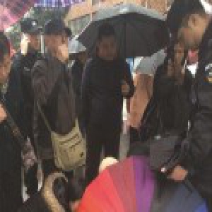 雨中老太太被撞倒地 四周撑起五六把爱心伞