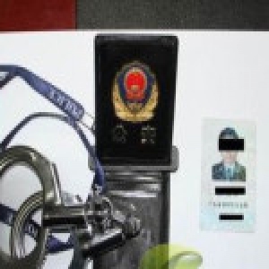 为圆警察梦男子网购假警察证 被真警察抓现行