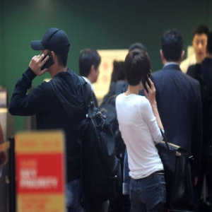 文章马伊琍穿情侣裤现身 打电话各有所忙