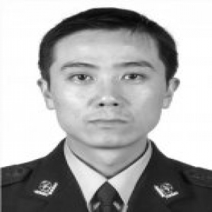 泪目！身穿警服的正装照片，真的成为了他的遗照