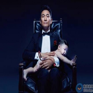 54岁杜德伟与2个月大爱子合照 小宝宝酒窝超像爸爸