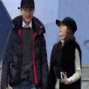 谱跨国恋曲？黄轩疑赴约会神秘美女 在韩国牵手热吻