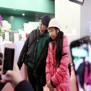 马思纯与“虹桥一姐”合影 劝导对方找个男朋友