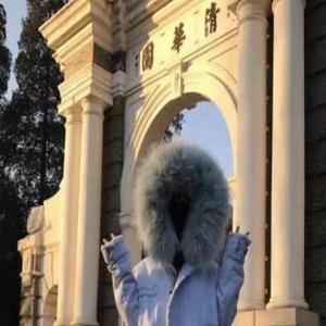 赵丽颖清华留影不愿露脸 热心的网友立即帮她P上了…