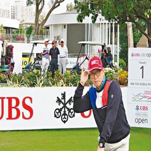 谭咏麟受伤仍卖力踢球 想拉巴乔开面店