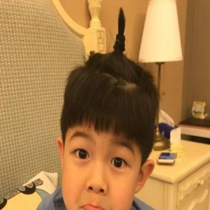 安吉扎小辫造型呆萌 对沙溢撒娇：我是葫芦娃