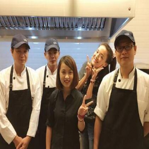 行走的吃货！舒淇品尝美食笑容灿烂