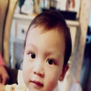 亮仔呆萌旧照曝光 网友：复制黏贴了父母高颜值