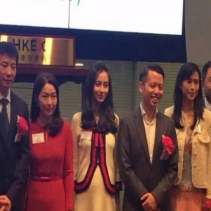 太拼！Angelababy挺孕肚出席活动 脚踩高跟鞋引争议