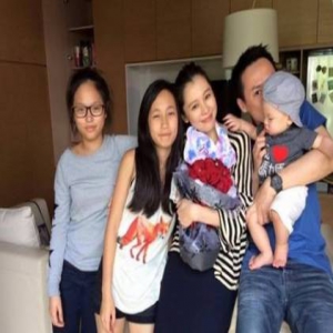 幸福！徐若瑄继女腿超长 与小V宝合照温馨有爱