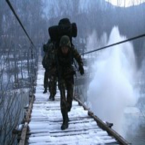 猎鹰突击队“魔鬼周”：山地扛圆木 有人赤脚跑