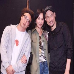 男神收割机！刘嘉玲捧场张学友个唱 与两代歌神合照