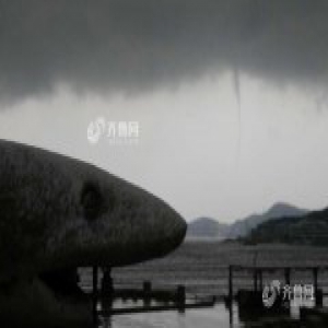 山东威海迎今冬首场降雪 海边疑现“龙吸水”