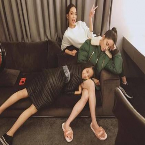 都是大长腿！欧阳娜娜姐妹合照 美腿白皙修长吸睛(图)