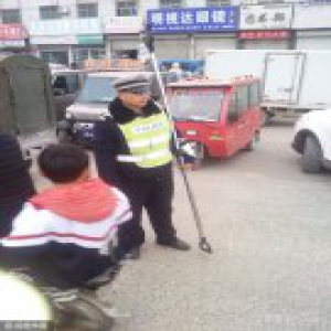 山东菏泽一交警寒冬街头挂吊瓶执勤