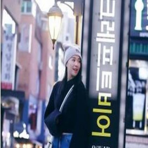 谭维维异国随性街拍 大长腿实力抢镜(图)