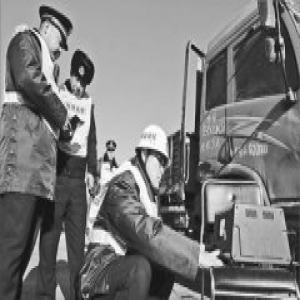 京津联合执法 查处超标车辆