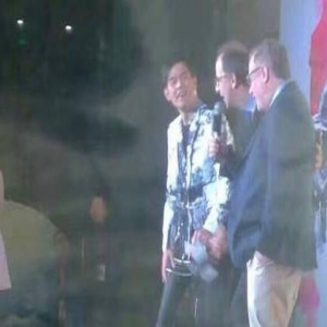 真是小公举？周杰伦出席活动 竟然穿着高跟鞋(图)