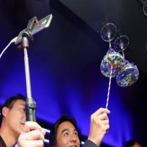 冯德伦出席活动难掩幸福甜蜜 被问舒淇笑而不语