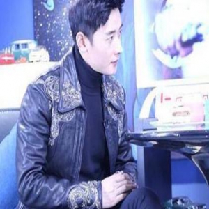 罗晋造型画风清奇 只看下半身会以为是唐嫣(图)