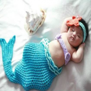 阿拉蕾幼时照曝光 呆萌演绎迷你版美人鱼(图)