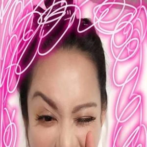 宁静吐舌俏皮自拍 可脸上的皱纹暴露了年龄(图)