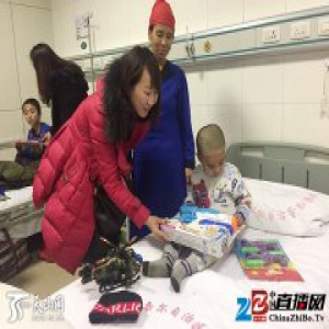 新疆一爱心团体为住院患儿捐500件玩具