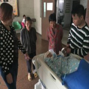 村妇刀砍5女儿：因超生怀孕时躲 生下来还要躲